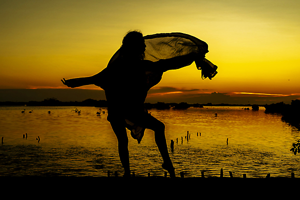 포토 JPG 해외이미지 여자 실루엣 포즈 휴식 한명 서기 들기 성인 야외 일몰 숄 성인여자한명만 해외포토 1 컨셉 모션 촬영기법 사람 노을 여자한명만 성인여자만 파일형식 이미지허브