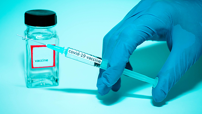 포토 JPG 해외이미지 손 일러스트 주사기 들기 신체부위 의사 보호 위험 주사약 경보 백신 예방접종 예방주사 전염병 주목 증상 코로나바이러스 해외포토 컨셉 의학 의료기기 모션 사람 약 의료진 바이러스 질병 예방 접종 파일형식 이미지허브