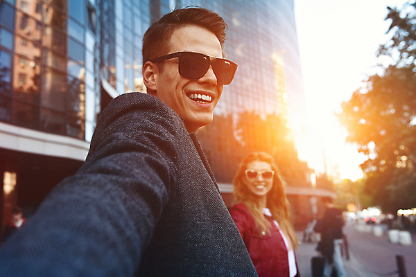 포토 JPG 해외이미지 백인 라이프스타일 커플 여자 남자 행복 유럽 2 가방 거리 함께함 사랑 사람 성인 야외 두명 쇼핑 선글라스 유행 걷기 놀람 봄 재킷 기쁨 잡기 도시 구매 정상 시원함 만족 상업 소매 우수 인기 해외포토 서양인 잡화 계절 감정 나라 안경 컨셉 관계 모션 표정 생활 외투 절기 파일형식 이미지허브