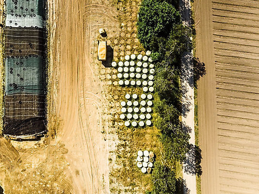 포토 JPG 해외이미지 나무 식물 계절 길 모래 겨울 패턴 밭 농업 포장 안테나 사람없음 농장 쌓기 시골 볏짚 농부 주식 먹이 수집 은박지 유기농 밀짚 흙더미 드론 선로 조감도 해외포토 직업 웰빙 산업 무늬 통신 모션 금융 흙 짚 파일형식 더미 이미지허브