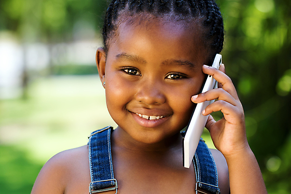포토 JPG 해외이미지 여자 행복 어린이 아프리카 세포 표정 대화 한명 사람 인종 야외 스마트폰 핸드폰 알약 검은색 표현 결백 채팅 천진난만 셀룰러 해외포토 1 감정 나라 컬러 컨셉 말하기 전자제품 스마트기기 약 파일형식 이미지허브