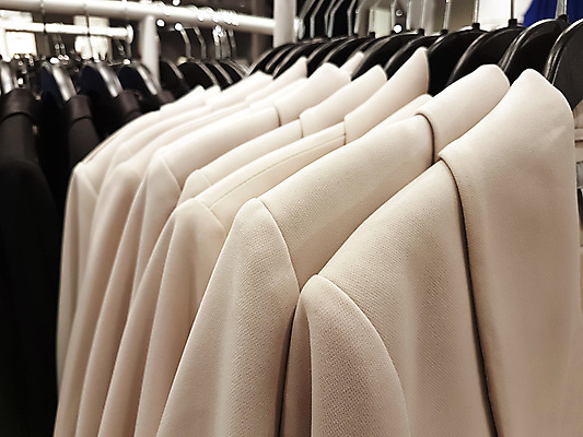 포토 JPG 해외이미지 옷 계절 여자 산업 백그라운드 비즈니스 실내 매달리기 종류 정장 사람없음 내부 쇼핑 유행 세일 상점 재킷 직물 면 시장 고급 선택 구매 옷걸이 쇼핑몰 수집 고객 소매 신발장 줄서기 스타일 많음 해외포토 컨셉 모션 사람 외투 파일형식 이미지허브