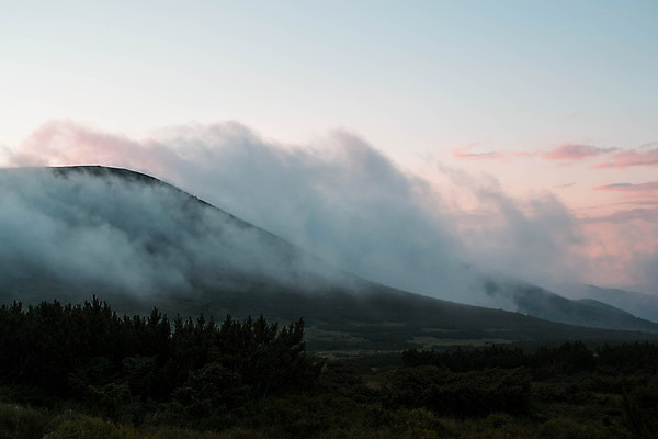 포토 JPG 해외이미지 나무 계절 호수 여행 백그라운드 밭 손가락 자연 하늘 휴가 산 파노라마 사람없음 야외 가로 초록색 파란색 컬러풀 태양 뷰티 계곡 황혼 봄 새벽 자유 안개 시골 언덕 조경 솜털 웅장함 절정 수평선 해외포토 자연요소 식물 손 컬러 컨셉 농업 날씨 촬영기법 일몰 생태계 파일형식 이미지허브
