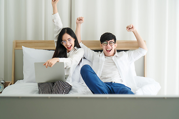 포토 JPG 해외이미지 라이프스타일 커플 여자 행복 인터넷 비즈니스 가족 관계 휴가 주택 함께함 미소 사람 동양인 두명 노트북 침실 흐름 관찰 온라인 프리랜서 해외포토 직업 감정 컨셉 모션 표정 인종 건물 생활 전자제품 파일형식 이미지허브