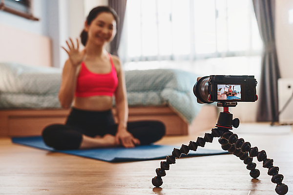 포토 JPG 해외이미지 전신 여자 창문 주택 실내 한명 동양인 성인 운동복 운동 카메라 성인여자한명만 크리에이터 1인미디어 유튜버 스트리밍 영상촬영 해외포토 직업 1 옷 건강 사람 인종 내부 건물 전자제품 촬영 방송 여자한명만 성인여자만 파일형식 이미지허브