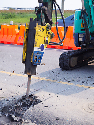 포토 JPG 해외이미지 옷 남자 산업 도로 지구 모래 신발 포장 모션 벽돌 노동자 거리 안전 사람없음 건물 힘 기계 흙 장비 조약돌 바위 도시 업무 수리 파편 아스팔트 땅 굴착기 삽 발굴 보안 시멘트 먼지 부활 무거움 일반 복원 콘크리트 하수 해외포토 직업 건축물 길 교통시설 사람 물 돌 작업 중장비 무게 파일형식 이미지허브
