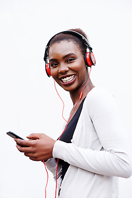 포토 JPG 해외이미지 모델 1 라이프스타일 손 응시 여자 행복 음악 벽 백그라운드 모바일 한명 사람 성인 옆모습 스마트폰 뷰티 우주 검은색 헤드폰 소리 듣기 흰색 잡기 시원함 전화기 스마트 오디오 고립 스타일 해외포토 시선 감정 뷰포인트 컬러 음향기기 컨셉 모션 문화예술 생활 신체부위 전자제품 핸드폰 스마트기기 파일형식 이미지허브