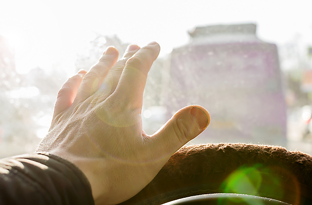 포토 JPG 해외이미지 손 응시 남자 도로 여행 신체 손가락 자동차 유리 하늘 거리 손바닥 사람 사람없음 빛 햇빛 태양 광선 도시 운전사 위험 사건 위협 팔 노려봄 시각장애인 자동 해외포토 자연요소 직업 시선 길 육상교통 컨셉 교통시설 재질 표정 신체부위 장애인 파일형식 이미지허브