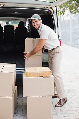포토 JPG 해외이미지 주간 전신 백인 응시 남자 노동자 한명 서기 20대 성인 야외 옆모습 잡기 택배기사 승합차 배송 택배상자 성인남자한명만 해외포토 자연요소 서양인 직업 1 시선 뷰포인트 모션 승용차 사람 청년 상자 배달원 택배 남자한명만 성인남자만 파일형식 이미지허브
