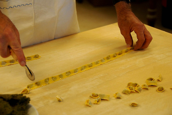 포토 JPG 해외이미지 전통 손 음식 재료 자연 건조 파스타 요리 풍경 성인 사람없음 컬러풀 노란색 이탈리아 신선 최고 작업 이탈리아음식 맛 자르기 준비 유기농 반죽 만들기 밀가루 밀가루반죽 건강식 산기슭 음식준비 핸드메이드 해외포토 웰빙 유럽 컬러 컨셉 모션 산 서양음식 사람 신체부위 가루 생태계 파일형식 이미지허브