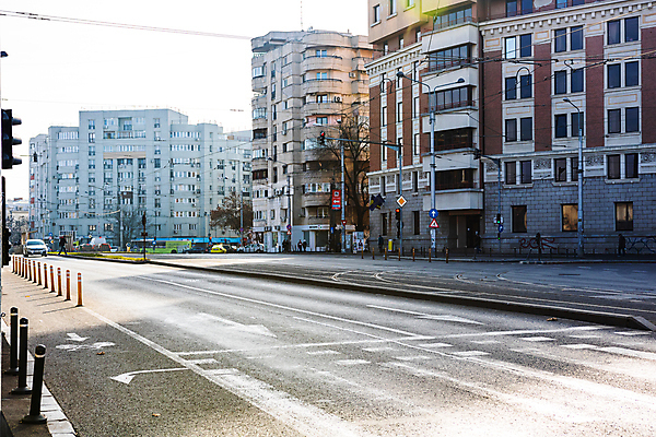 포토 JPG 해외이미지 도로 교통시설 자동차 거리 사람없음 야외 건물 관광지 도시풍경 긴급 도시 센터 보행로 횡단보도 도심 시멘트 타운 S 동유럽 위기 해외포토 건축물 알파벳 유럽 길 육상교통 여행 교통 풍경 시설 파일형식 이미지허브