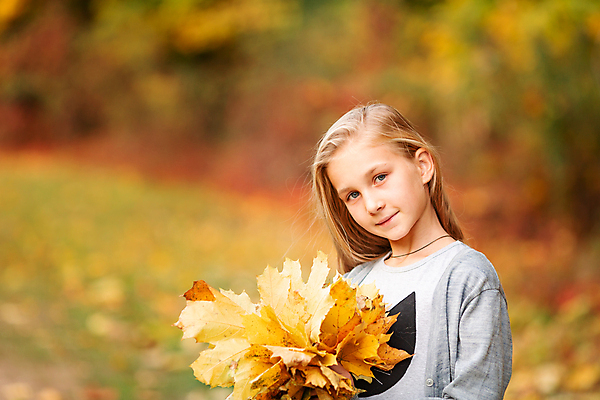 포토 JPG 해외이미지 백인 1 라이프스타일 옷 계절 공원 행복 감정 얼굴 어린이 잎 자연 놀이 따뜻함 한명 사람 야외 빨간색 초록색 컬러풀 노란색 유행 기쁨 숲 9월 긍정 10월 해외포토 서양인 식물 공공시설 컬러 컨셉 생활 신체부위 날짜 생태계 파일형식 이미지허브