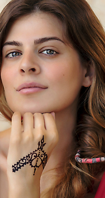 포토 JPG 해외이미지 백인 모델 라이프스타일 손 여자 행복 얼굴 실내 건강 한명 미소 사람 성인 청춘 화장 뷰티 유행 화목 신선 우아함 닫기 문신 피부 만족 내추럴 바디페인팅 완벽 진짜 스타일 해외포토 서양인 1 감정 컨셉 모션 표정 내부 생활 신체부위 파일형식 이미지허브