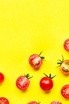 포토 JPG 해외이미지 토마토 방울토마토 단면 실내 사람없음 노란배경 카피스페이스 해외포토 백그라운드 채소 내부 노란색 공백 파일형식 이미지허브