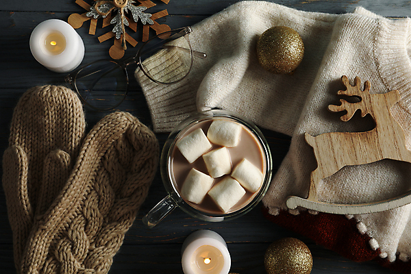 포토 JPG 해외이미지 안경 겨울 실내 따뜻함 사람없음 하이앵글 오브젝트 니트 향초 코코아 마시멜로우 사슴모양 나무배경 해외포토 모양 잡화 계절 음료 뷰포인트 백그라운드 상의 초 디저트 내부 파일형식 이미지허브