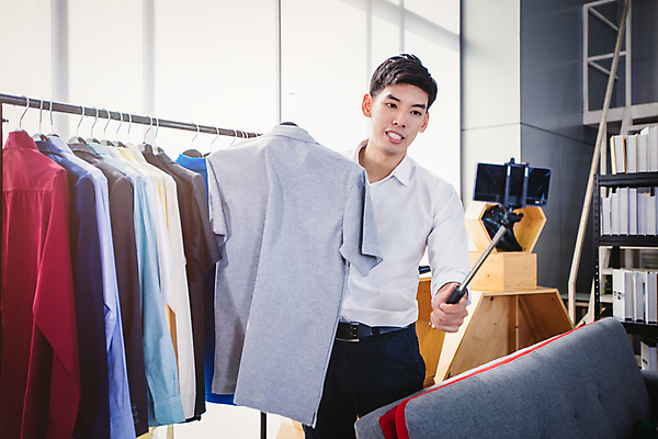 포토 JPG 해외이미지 남자 주택 실내 한명 동양인 상반신 성인 카메라 성인남자한명만 크리에이터 1인미디어 유튜버 스트리밍 영상촬영 해외포토 직업 1 사람 인종 내부 건물 전자제품 촬영 방송 남자한명만 성인남자만 파일형식 이미지허브