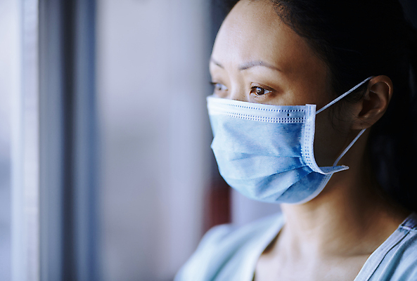 포토 JPG 해외이미지 라이프스타일 여자 창문 가정 주택 실내 마스크 한명 안전 가로 30대 미국 바이러스 보호 질병 위험 감염 캘리포니아 박테리아 심각 전염병 해외포토 1 컨셉 북아메리카 의학 사람 내부 건물 생활 장년 파일형식 이미지허브