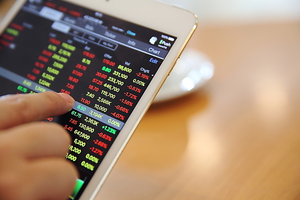 포토 JPG 해외이미지 손 들기 아웃포커스 신체부위 태블릿 주식 분석 투자 해외포토 컨셉 비즈니스 모션 촬영기법 사람 금융 전자제품 스마트기기 파일형식 이미지허브