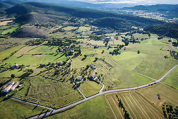 포토 JPG 해외이미지 나무 식물 도로 농업 자연 지붕 바람 주택 안테나 그림자 풍경 사람없음 야외 초록색 여름 하이앵글 햇빛 마을 경작 맑음 프랑스 구부린 땅 밭일 조감도 콘크리트 세련 해외포토 자연요소 계절 유럽 산업 길 뷰포인트 컬러 통신 교통시설 모션 날씨 건물 태양 농사 생태계 파일형식 이미지허브