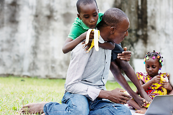 포토 JPG 해외이미지 공원 딸 행복 아들 여유 어린이 가족 자연 놀이 휴식 함께함 바나나 건강 사람 야외 세명 정원 기쁨 그룹 아빠 먹기 내추럴 돌봄 해외포토 공공시설 감정 컨셉 과일 관계 모션 생태계 파일형식 이미지허브
