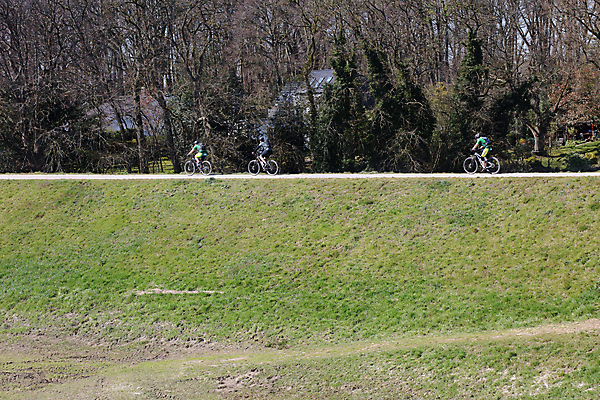 포토 JPG 해외이미지 아시아 얼굴 여행 자동차 휴가 거리 독일 가면 마스크 사람 동양인 사람없음 야외 여행객 걷기 일본 중국 고통 도시 바이러스 보호 질병 예방 번짐 인플루엔자 전염병 코로나바이러스 해외포토 감정 유럽 나라 육상교통 컨셉 의학 모션 인종 신체부위 파일형식 효과 이미지허브