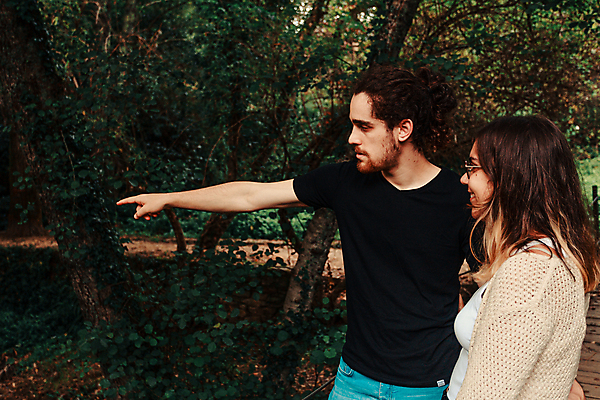 포토 JPG 해외이미지 백인 라이프스타일 커플 응시 여자 남자 행복 여행 백그라운드 2 자연 모바일 휴가 함께함 사랑 사람 성인 야외 두명 스마트폰 핸드폰 뷰티 카메라 사진촬영 하이킹 시골 숲 열대우림 그림 길이 셀프 해외포토 서양인 시선 감정 컨셉 관계 레저 생활 전자제품 스마트기기 촬영 생태계 파일형식 이미지허브