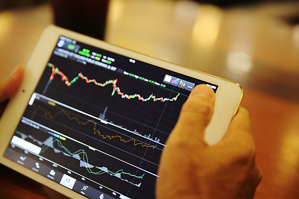 포토 JPG 해외이미지 손 탁자 그래프 들기 아웃포커스 신체부위 태블릿 주식 분석 투자 해외포토 가구 컨셉 비즈니스 모션 촬영기법 사람 금융 전자제품 스마트기기 파일형식 이미지허브