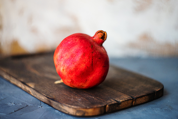 포토 JPG 해외이미지 사람없음 아웃포커스 날것 석류 나무도마 해외포토 과일 도마 촬영기법 목재 파일형식 이미지허브
