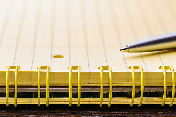 포토 JPG 해외이미지 교육 종이 비즈니스 나선형 사람없음 책 사무실 펜 노란색 다이어리 검은색 쪽지 공책 공백 달력 흰색 오픈 메시지 잡지 오브젝트 문서 페이지 바인더 패드 해외포토 컬러 무늬 문구용품 간행물 필기구 사무용품 파일형식 이미지허브