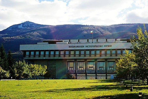포토 JPG 해외이미지 나무 공원 유럽 건축양식 창문 하늘 산 주택 미술 사람없음 건물 초록색 파란색 울타리 태양 노란색 광선 발코니 흰색 깃발 도시 역사 박물관 동쪽 미장 불가리아 전국 해외포토 자연요소 식물 건축물 공공시설 건축 나라 컬러 문화예술 담장 방향 파일형식 남유럽 이미지허브