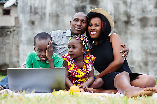포토 JPG 해외이미지 커플 공원 행복 아들 어린이 장난 가족 자연 함께함 사랑 미소 웃음 여러명 야외 노트북 청춘 소풍 정원 우정 아빠 만족 세대 해외포토 공공시설 감정 다수 컨셉 관계 표정 사람 친구 전자제품 야외활동 생태계 파일형식 이미지허브