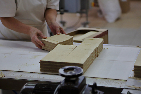 포토 JPG 해외이미지 공장 실내 한명 들기 상반신 성인 앞모습 쿠키 과자 운반 성인한명만 해외포토 1 뷰포인트 공업 모션 디저트 사람 내부 성인만 파일형식 이미지허브