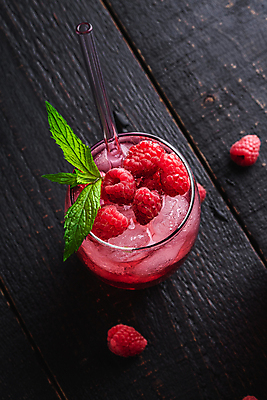 포토 JPG 해외이미지 잔 빨대 사람없음 빨간색 얼음 달콤 시원함 허브 산딸기 에이드 나무배경 해외포토 자연요소 식물 식기 음료 컬러 백그라운드 과일 맛 파일형식 이미지허브