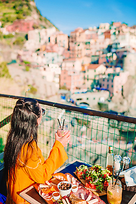 포토 JPG 해외이미지 주간 여자 한명 들기 상반신 성인 야외 옆모습 아웃포커스 울타리 식사 이탈리아 브런치 성인여자한명만 해외포토 자연요소 1 유럽 뷰포인트 모션 촬영기법 사람 담장 여자한명만 성인여자만 파일형식 이미지허브