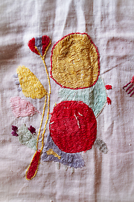 포토 JPG 해외이미지 디자인 옷 꽃 잎 패턴 주택 미술 여러명 사람없음 장식 빨간색 컬러풀 장미 유행 수확 벚꽃 식탁보 흰색 시골 직물 면 실 사과 매끈함 바느질 싱글 그림 질감 냅킨 땀 자수 내추럴 핸드메이드 스타일 해외포토 식물 컬러 다수 무늬 농업 과일 문화예술 사람 건물 감각 파일형식 이미지허브