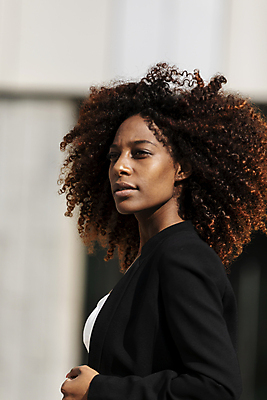 포토 JPG 해외이미지 모델 1 라이프스타일 여자 행복 얼굴 벽 여행 배낭 한명 서기 웃음 사람 성인 야외 옆모습 유행 검은색 표현 도시 자신감 시티라이프 내추럴 카피스페이스 해외포토 감정 뷰포인트 컬러 가방 모션 표정 생활 신체부위 공백 파일형식 이미지허브