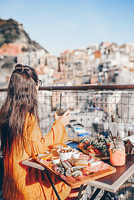 포토 JPG 해외이미지 주간 여자 한명 들기 상반신 성인 야외 뒷모습 아웃포커스 울타리 식사 이탈리아 브런치 성인여자한명만 해외포토 자연요소 1 유럽 뷰포인트 모션 촬영기법 사람 담장 여자한명만 성인여자만 파일형식 이미지허브