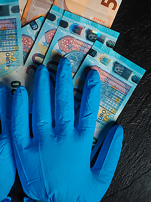 포토 JPG 해외이미지 손 유럽 장갑 돈 손가락 독일 건강 가면 사람없음 금융 경제 파란색 달러 동전 미국 이탈리아 금지 유로 프랑스 시장 질병 자르기 잠금 대출 빚 라텍스 예산 우울증 위기 유럽연합 자금 제어 유대감 해외포토 잡화 나라 컬러 북아메리카 의학 모션 신체부위 재산 보안 파일형식 이미지허브