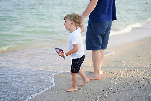 포토 JPG 해외이미지 백인 라이프스타일 손 남자 행복 아들 어린이 바다 여행 2 장난 관계 놀이 휴가 함께함 사람 소년 야외 두명 걷기 기쁨 잡기 아빠 주말 해외포토 서양인 감정 컨셉 가족 모션 생활 신체부위 파일형식 이미지허브
