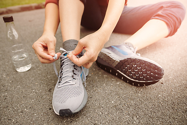 포토 JPG 해외이미지 라이프스타일 손 옷 여자 밧줄 스포츠 백그라운드 운동화 신발 십자가 신체 모션 자연 넥타이 건강 사람 앉기 동양인 사람없음 야외 운동복 달리기 조깅 운동 흰색 몸무게 스마트 손목시계 연습 준비 체육관 달리기선수 해외포토 잡화 줄 시계 컬러 컨셉 장신구 인종 생활 신체부위 생태계 육상선수 파일형식 이미지허브