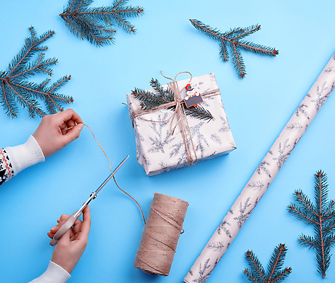 포토 JPG 해외이미지 손 리본 크리스마스 포장 선물 신체부위 파란색 선물상자 상자 축하 잡기 끈 오브젝트 가위질 해외포토 기념일 컬러 컨셉 모션 가위_도구 사람 파일형식 이미지허브