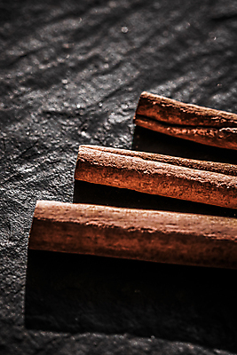 포토 JPG 해외이미지 그림자 근접촬영 사람없음 어둠 돌_바위 향신료 시나몬스틱 해외포토 뷰포인트 시나몬 향미료 파일형식 이미지허브