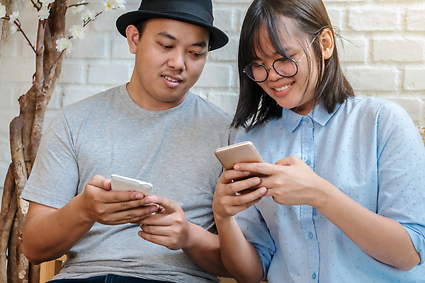 포토 JPG 해외이미지 백인 라이프스타일 커플 응시 남자 행복 아시아 여행 2 데이트 가족 관계 휴가 직장 함께함 실내 사랑 미소 사람 동양인 성인 두명 친구 스마트폰 사무실 카메라 동남아시아 신혼여행 도시 그림 셀프 해외포토 서양인 시선 감정 나라 결혼 컨셉 회사 비즈니스 표정 인종 내부 생활 전자제품 핸드폰 스마트기기 파일형식 이미지허브
