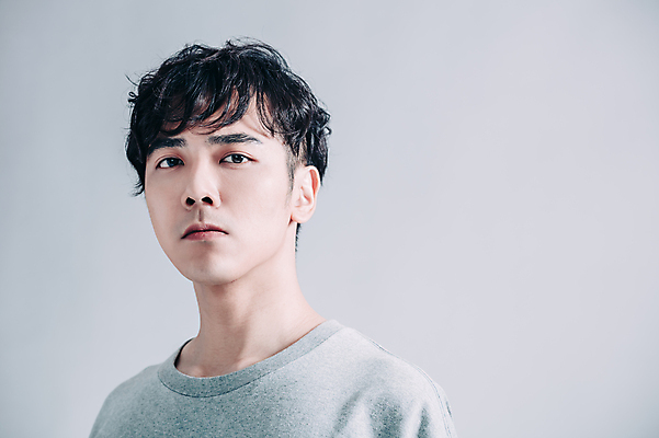 포토 JPG 해외이미지 응시 남자 무표정 한명 동양인 상반신 성인 옆모습 성인남자한명만 해외포토 1 시선 감정 뷰포인트 표정 사람 인종 남자한명만 성인남자만 파일형식 이미지허브