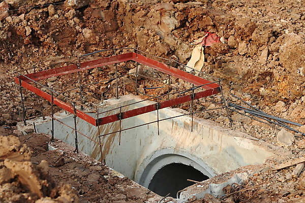 포토 JPG 해외이미지 산업 거리 바닥 프레임 사람없음 야외 건물 물 금속 덮개 도시 업무 바 구멍 위생 땅 철 오브젝트 서비스 부식 시멘트 시스템 뼈대 지하 무거움 일반 공학 배수구 실린더 철강 콘크리트 파이프라인 폐수 하수 해외포토 자연요소 건축물 교육 재질 뚜껑 작업 환경오염 무게 파이프_관 파일형식 이미지허브
