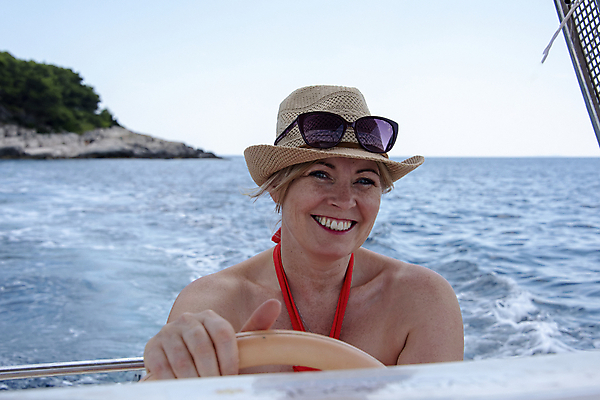 포토 JPG 해외이미지 라이프스타일 여자 행복 호수 스포츠 파도 바다 섬 여행 포즈 요트 교통시설 모션 휴가 항해 한명 미소 야외 물 여름 강 선글라스 태양 힘 운전 만 보트 고급 크루즈 속도 모터보트 모터 뱃놀이 해외포토 자연요소 1 계절 감정 안경 교통 컨셉 배_교통 표정 사람 생활 전통놀이 시설 파일형식 이미지허브