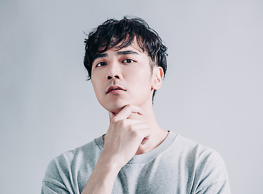 포토 JPG 해외이미지 응시 남자 한명 동양인 상반신 성인 앞모습 턱괴기 성인남자한명만 해외포토 1 시선 뷰포인트 모션 사람 인종 남자한명만 성인남자만 파일형식 이미지허브