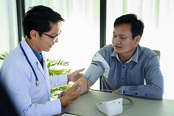 포토 JPG 해외이미지 백인 직업 여자 남자 행복 백그라운드 청진기 건강 병원 실험 미소 사람 앉기 성인 두명 치료 사무실 약 방 고통 시험 환자 간호사 의사 흰색 질병 컨설턴트 상담 약속 처방 방문 외과 돌봄 헬프 해외포토 서양인 교육 감정 컬러 비즈니스 의학 의료기기 모션 표정 의료진 도움 전문직 파일형식 이미지허브