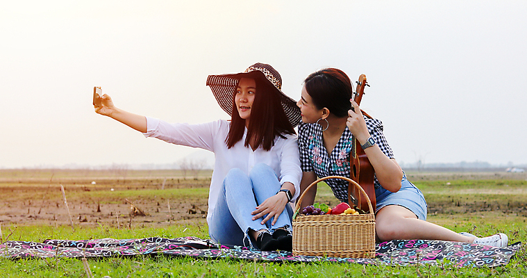 포토 JPG 해외이미지 라이프스타일 공원 여자 남자 행복 음료 음식 컨셉 자연 휴가 휴식 맥주 함께함 미소 웃음 사람 앉기 동양인 야외 두명 여름 친구 청춘 소풍 파티 와인 정원 식사 저녁식사 우정 축하 그룹 바비큐 먹기 주말 점심식사 해외포토 계절 공공시설 감정 관계 모션 주류 표정 인종 이벤트 생활 야외활동 생태계 파일형식 이미지허브