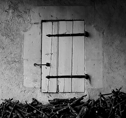 포토 JPG 해외이미지 전통 외관 유럽 벽 여행 창문 날씨 휴가 주택 사람없음 야외 건물 목재 마을 프랑스 수확 바위 흰색 나뭇가지 시골 재산 장작 묘사 그림 시골집 질감 셔터 프랑스어 구식 옛날 해외포토 나무 문자 건축물 나라 컬러 농업 재료 금융 돌_바위 파일형식 이미지허브